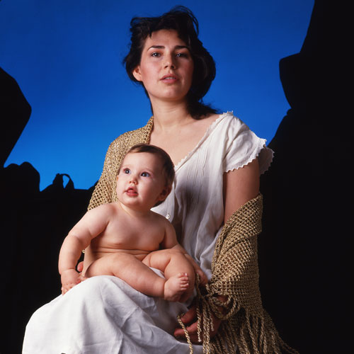 Une mère et son enfant. Milan, 1986.